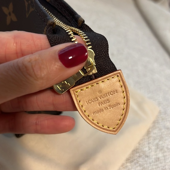 LV mini toiletry bag - Picture 5 of 7